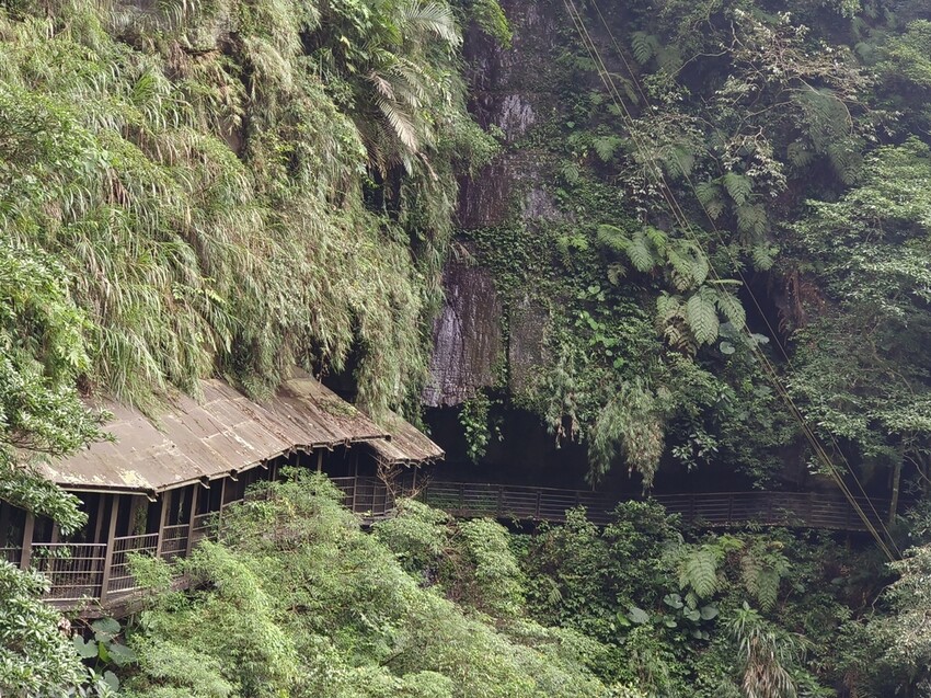 嘉義梅山竹坑溪步道！龍宮瀑布水濂洞秘境，感受大自然磅礴力量。