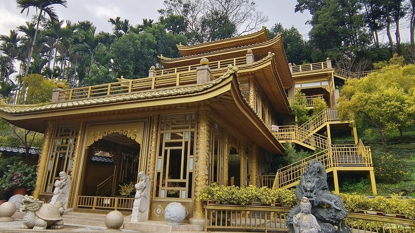 梅山巧雲小棧龍王金殿,體驗金光閃閃仙氣十足的嘉義景點