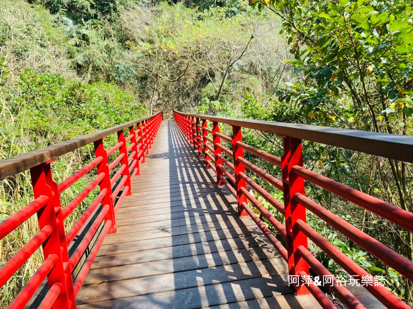 嘉義梅山竹坑溪步道！龍宮瀑布水濂洞秘境，感受大自然磅礴力量。