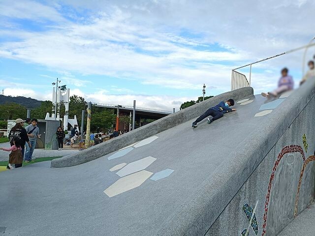 地球旅行遊戲場！台北親子景點首選，多元遊具邊玩邊看飛機，滿足各年齡層需求