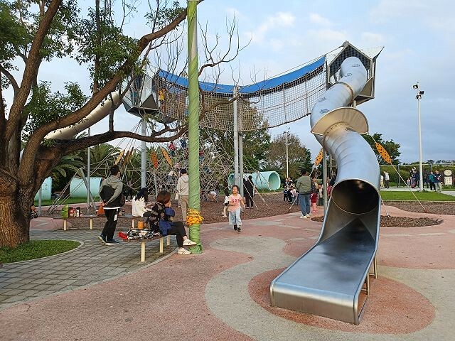 地球旅行遊戲場！台北親子景點首選，多元遊具邊玩邊看飛機，滿足各年齡層需求