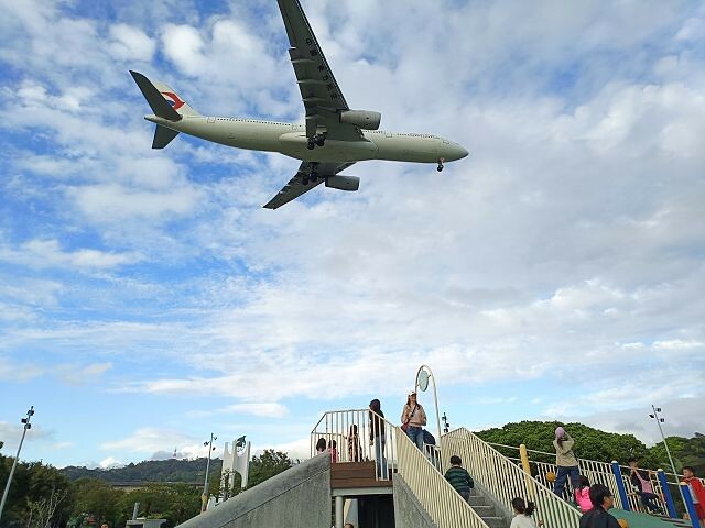 地球旅行遊戲場！台北親子景點首選，多元遊具邊玩邊看飛機，滿足各年齡層需求