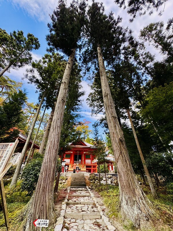 日本岩手縣千年古剎佛像！平泉世界遺產旁秘境，日本最北16.5公尺高磨崖佛。