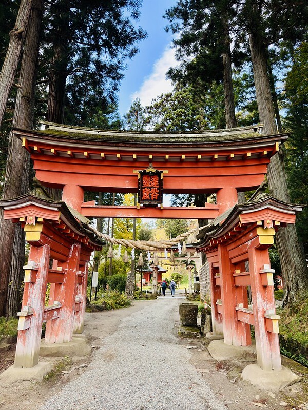 日本岩手縣千年古剎佛像！平泉世界遺產旁秘境，日本最北16.5公尺高磨崖佛。