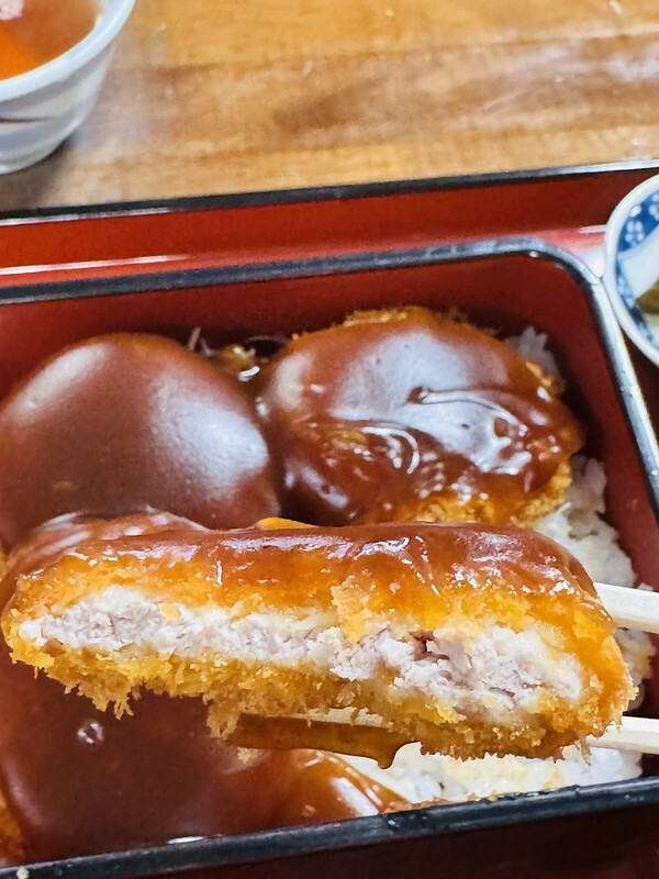 日本 岩手縣豬排丼飯！一關市小角食堂燴豬排丼飯，百年老店在地人推薦必吃。