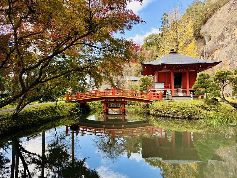 日本岩手縣千年古剎佛像！平泉世界遺產旁秘境，日本最北16.5公尺高磨崖佛。