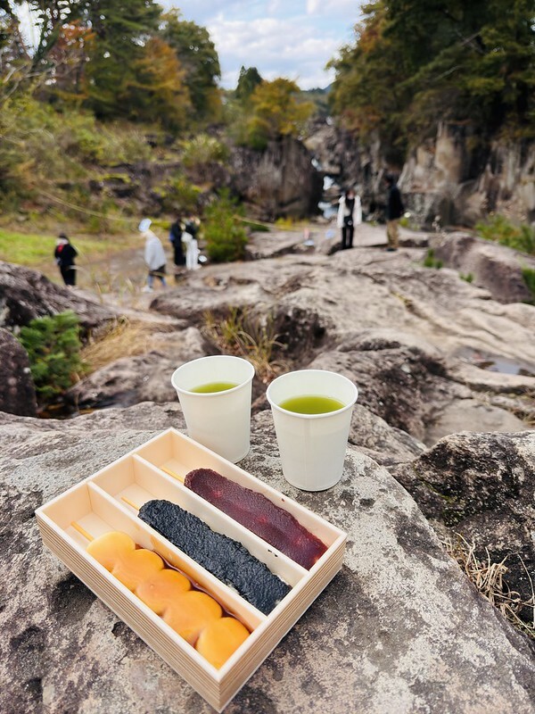 日本岩手飛天糰子！百年郭公飛天糰子超特別，裝籃子飛越溪谷運給你。