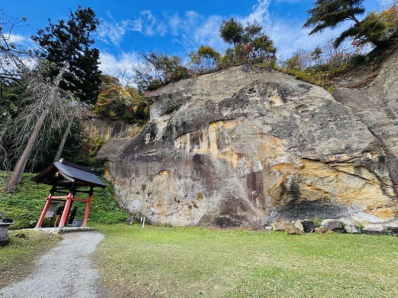 日本岩手縣千年古剎佛像！平泉世界遺產旁秘境，日本最北16.5公尺高磨崖佛。