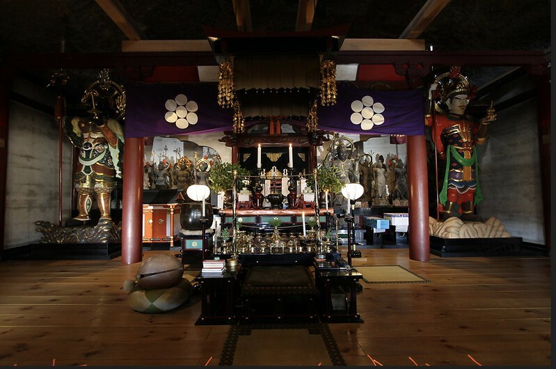 日本岩手縣千年古剎佛像！平泉世界遺產旁秘境，日本最北16.5公尺高磨崖佛。