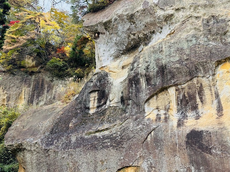 日本岩手縣千年古剎佛像！平泉世界遺產旁秘境，日本最北16.5公尺高磨崖佛。