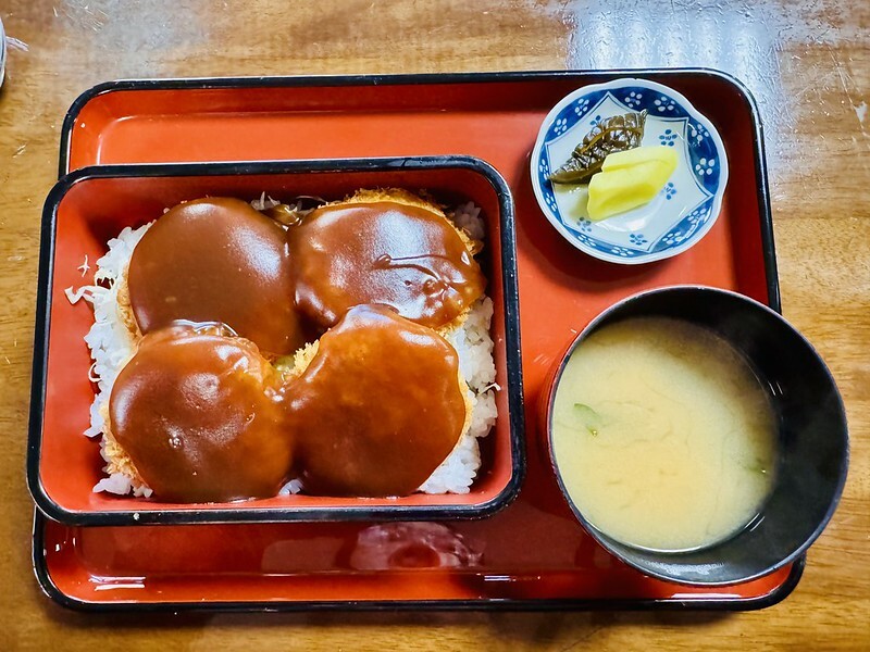 日本 岩手縣豬排丼飯！一關市小角食堂燴豬排丼飯，百年老店在地人推薦必吃。