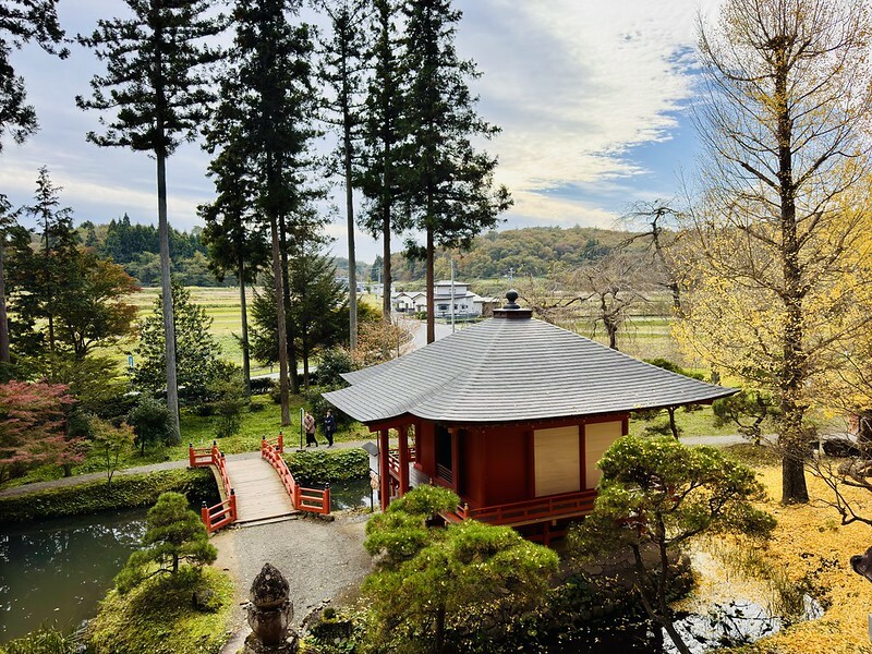 日本岩手縣千年古剎佛像！平泉世界遺產旁秘境，日本最北16.5公尺高磨崖佛。