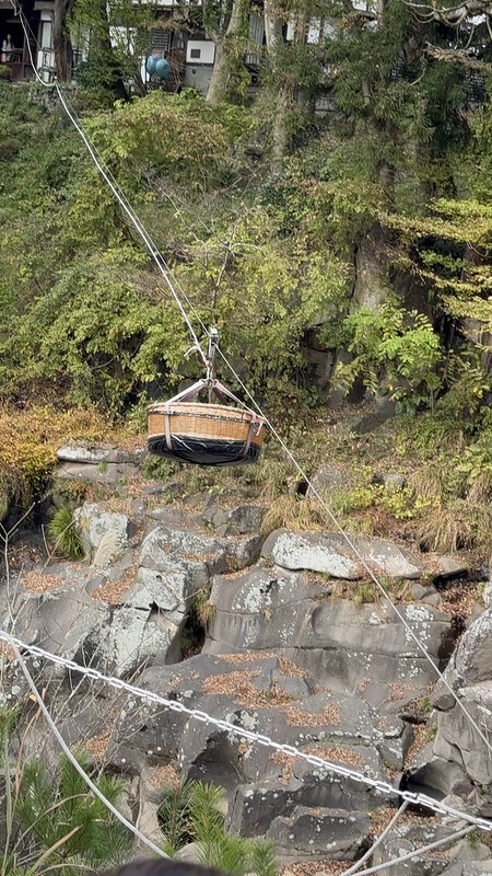 日本岩手飛天糰子！百年郭公飛天糰子超特別，裝籃子飛越溪谷運給你。