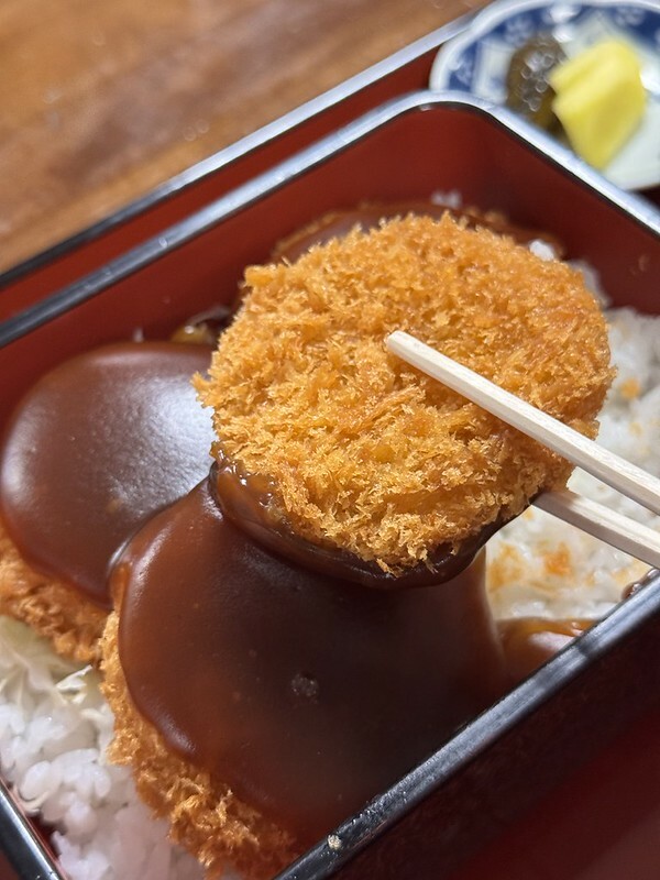 日本 岩手縣豬排丼飯！一關市小角食堂燴豬排丼飯，百年老店在地人推薦必吃。