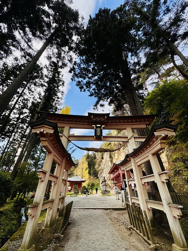 日本岩手縣千年古剎佛像！平泉世界遺產旁秘境，日本最北16.5公尺高磨崖佛。