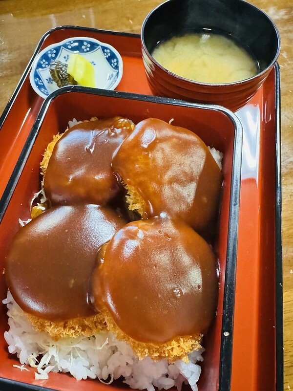 日本 岩手縣豬排丼飯！一關市小角食堂燴豬排丼飯，百年老店在地人推薦必吃。