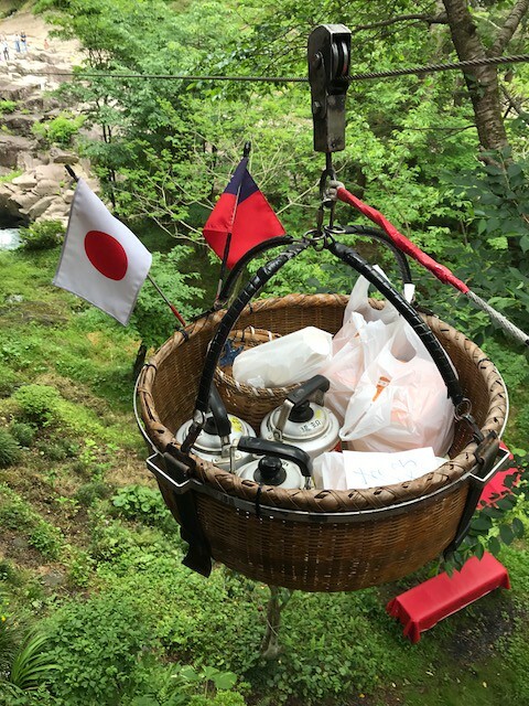 日本岩手飛天糰子！百年郭公飛天糰子超特別，裝籃子飛越溪谷運給你。