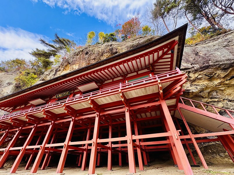 日本岩手縣千年古剎佛像！平泉世界遺產旁秘境，日本最北16.5公尺高磨崖佛。