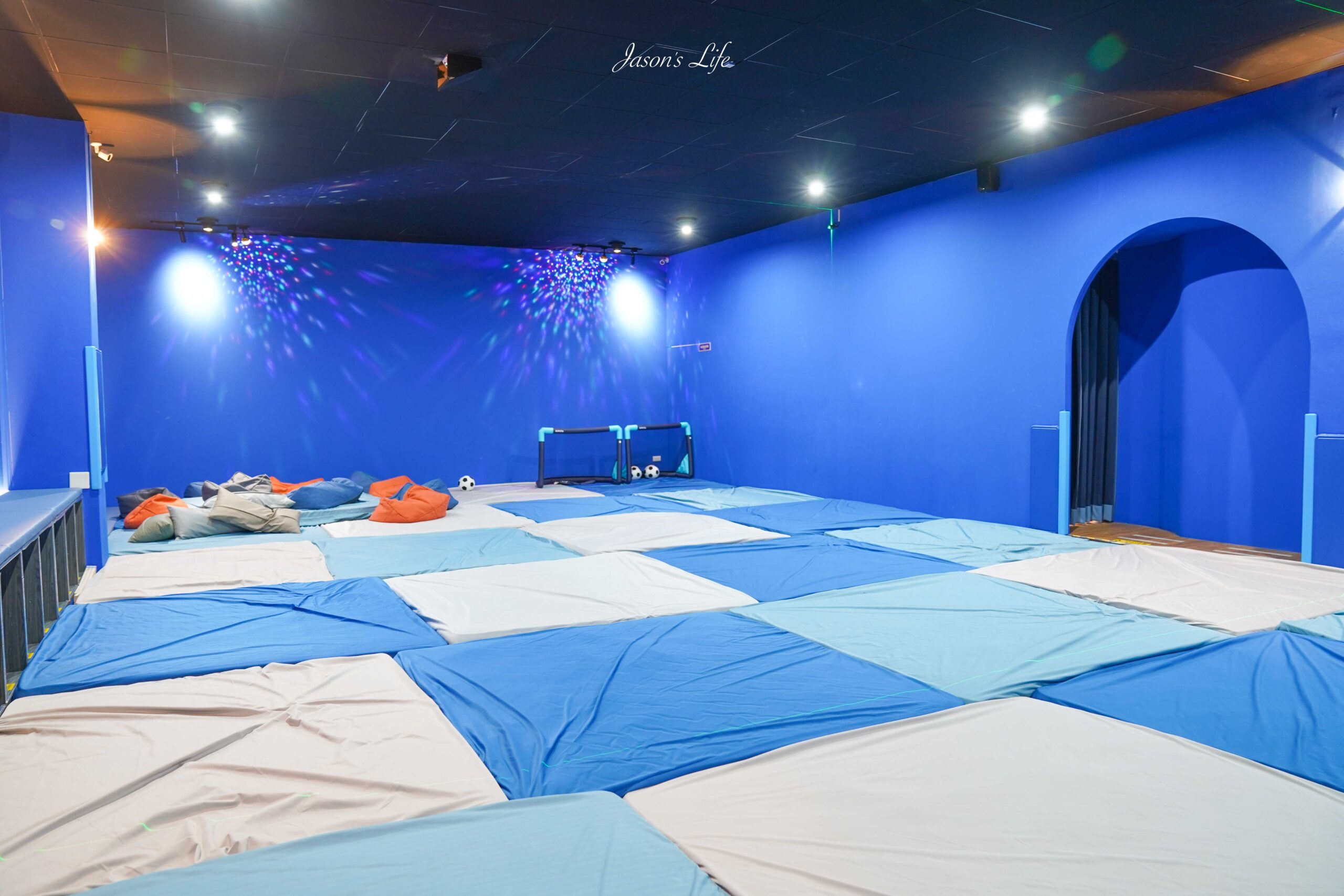 宜蘭最新室內景點！免睡殿暢玩5大遊戲，情侶約會雨天首選。