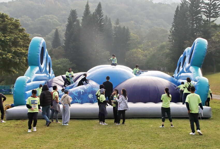 飛牛牧場親子越野障礙賽！苗栗大草原上的跑酷盛會，十二關卡等你來玩