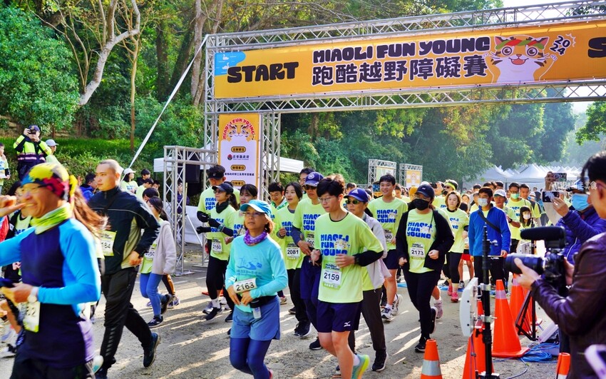 飛牛牧場親子越野障礙賽！苗栗大草原上的跑酷盛會，十二關卡等你來玩