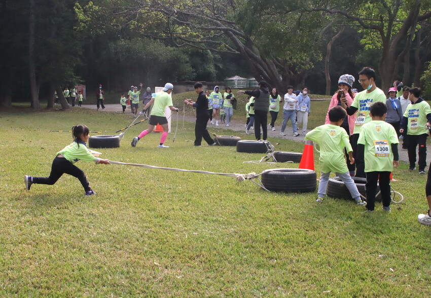 飛牛牧場親子越野障礙賽！苗栗大草原上的跑酷盛會，十二關卡等你來玩