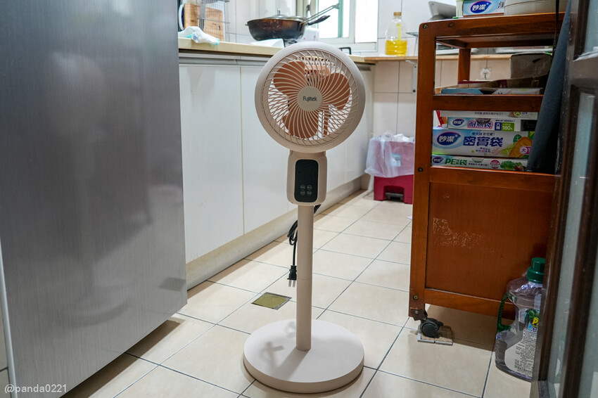 電風扇開箱｜Fujitek富士電通語音遙控循環扇．360度擺頭設計，夏日省電涼感推薦！