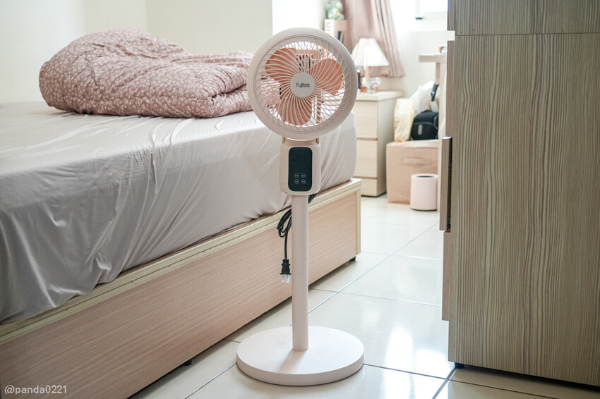 電風扇開箱｜Fujitek富士電通語音遙控循環扇．360度擺頭設計，夏日省電涼感推薦！