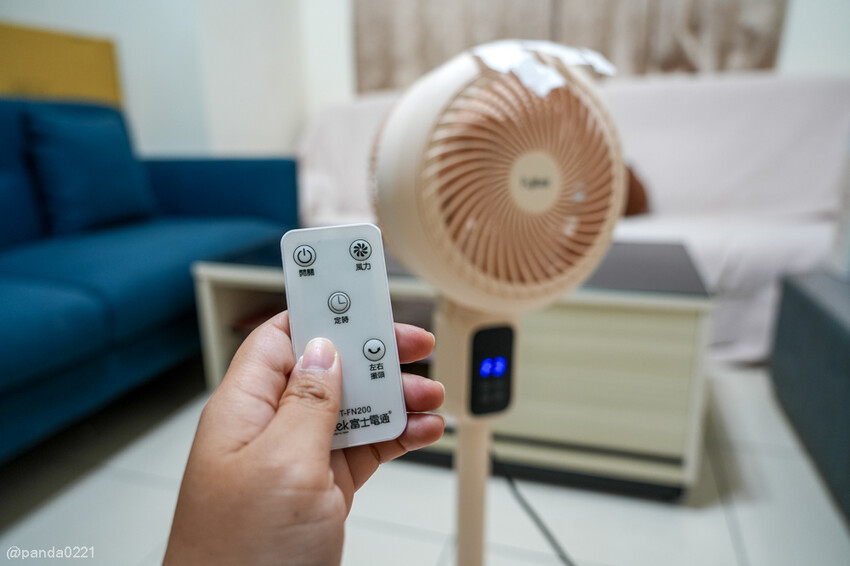 電風扇開箱｜Fujitek富士電通語音遙控循環扇．360度擺頭設計，夏日省電涼感推薦！