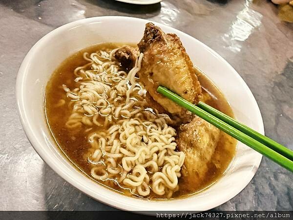 {澳門美食}路環漢記咖啡,隱身在廢棄船廠的神秘咖啡店,超推豬