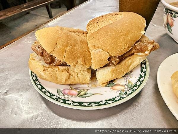 {澳門美食}路環漢記咖啡,隱身在廢棄船廠的神秘咖啡店,超推豬