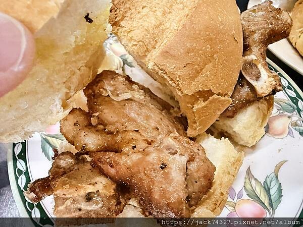 {澳門美食}路環漢記咖啡,隱身在廢棄船廠的神秘咖啡店,超推豬