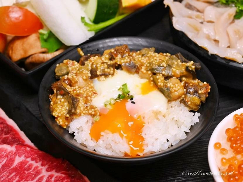 台中市南屯區菁選涮涮鍋｜台中這間活體海鮮鍋物太狂啦！活體松葉蟹超低價雙人只要2999元，還有活體象拔蚌兩吃！