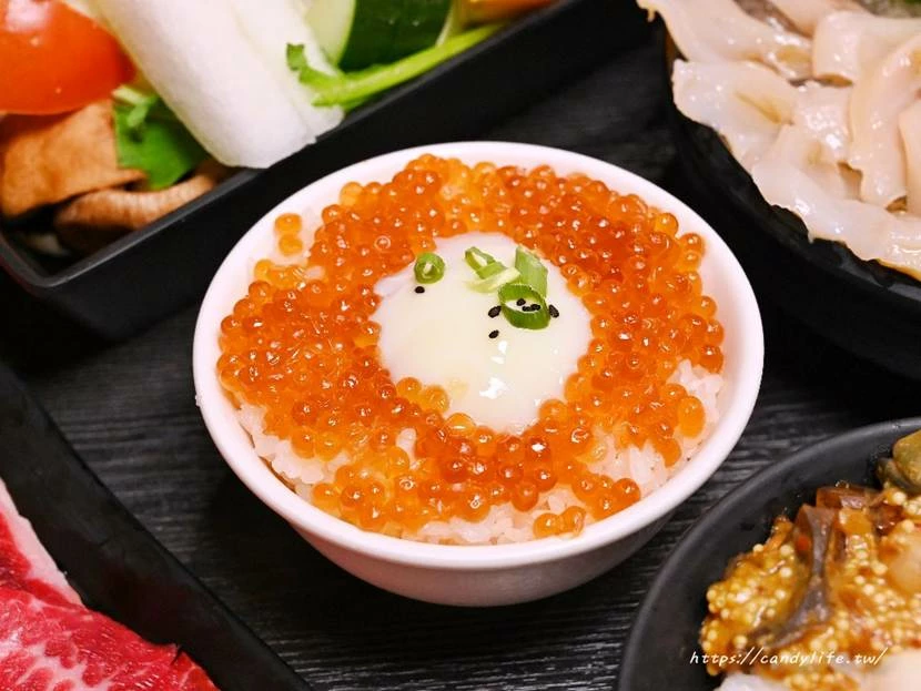 台中市南屯區菁選涮涮鍋｜台中這間活體海鮮鍋物太狂啦！活體松葉蟹超低價雙人只要2999元，還有活體象拔蚌兩吃！