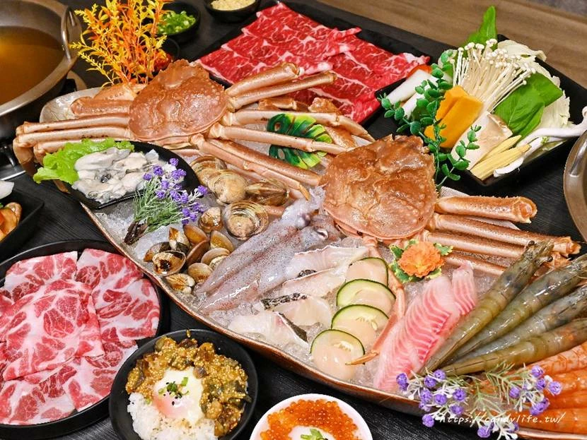 台中市南屯區菁選涮涮鍋｜台中這間活體海鮮鍋物太狂啦！活體松葉蟹超低價雙人只要2999元，還有活體象拔蚌兩吃！