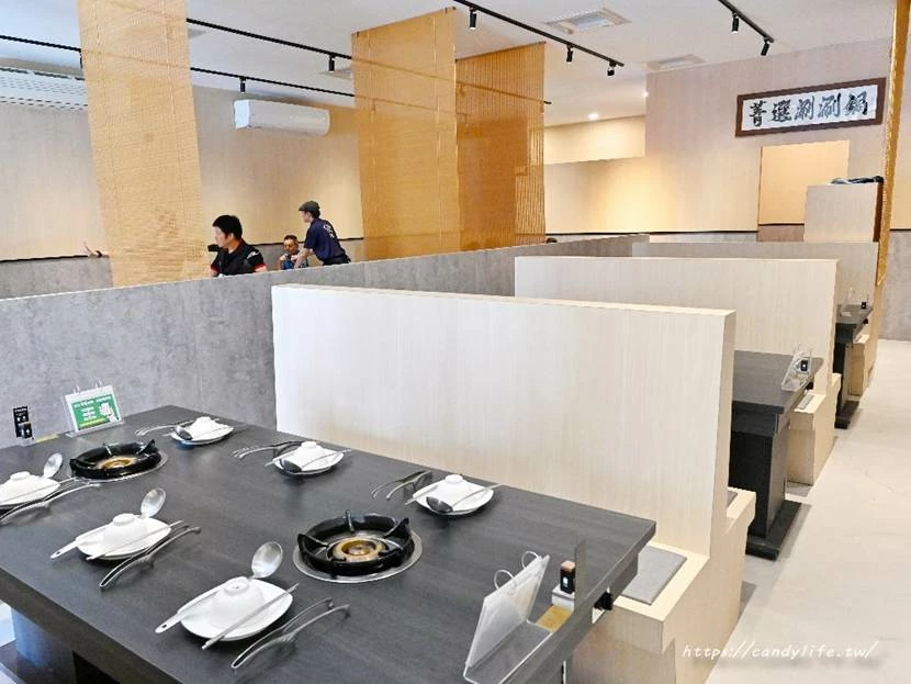 台中市南屯區菁選涮涮鍋｜台中這間活體海鮮鍋物太狂啦！活體松葉蟹超低價雙人只要2999元，還有活體象拔蚌兩吃！