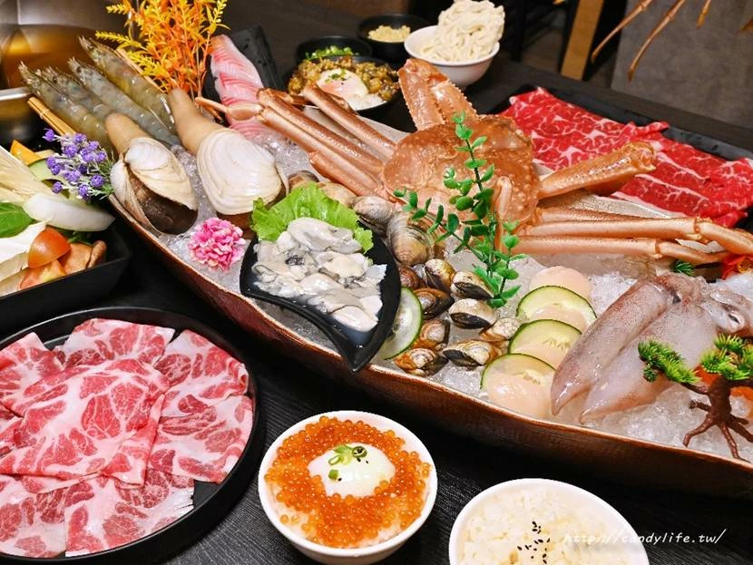 台中市南屯區菁選涮涮鍋｜台中這間活體海鮮鍋物太狂啦！活體松葉蟹超低價雙人只要2999元，還有活體象拔蚌兩吃！