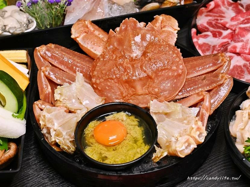 台中市南屯區菁選涮涮鍋｜台中這間活體海鮮鍋物太狂啦！活體松葉蟹超低價雙人只要2999元，還有活體象拔蚌兩吃！