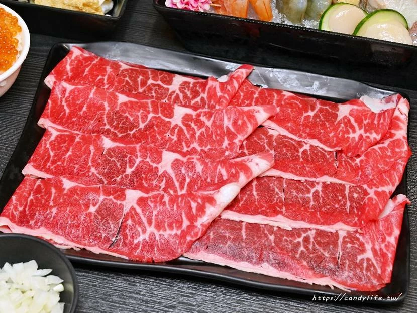 台中市南屯區菁選涮涮鍋｜台中這間活體海鮮鍋物太狂啦！活體松葉蟹超低價雙人只要2999元，還有活體象拔蚌兩吃！