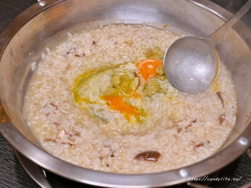 台中市南屯區菁選涮涮鍋｜台中這間活體海鮮鍋物太狂啦！活體松葉蟹超低價雙人只要2999元，還有活體象拔蚌兩吃！