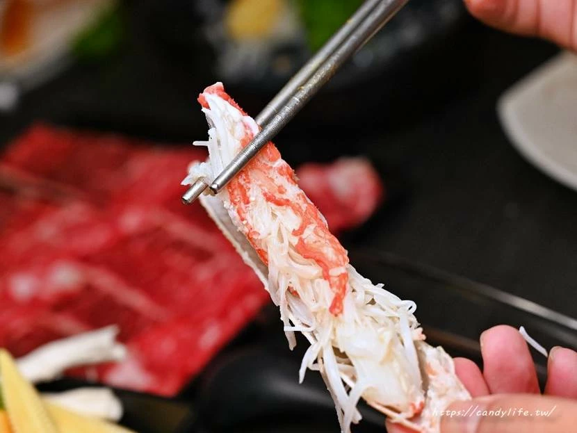 台中市南屯區菁選涮涮鍋｜台中這間活體海鮮鍋物太狂啦！活體松葉蟹超低價雙人只要2999元，還有活體象拔蚌兩吃！