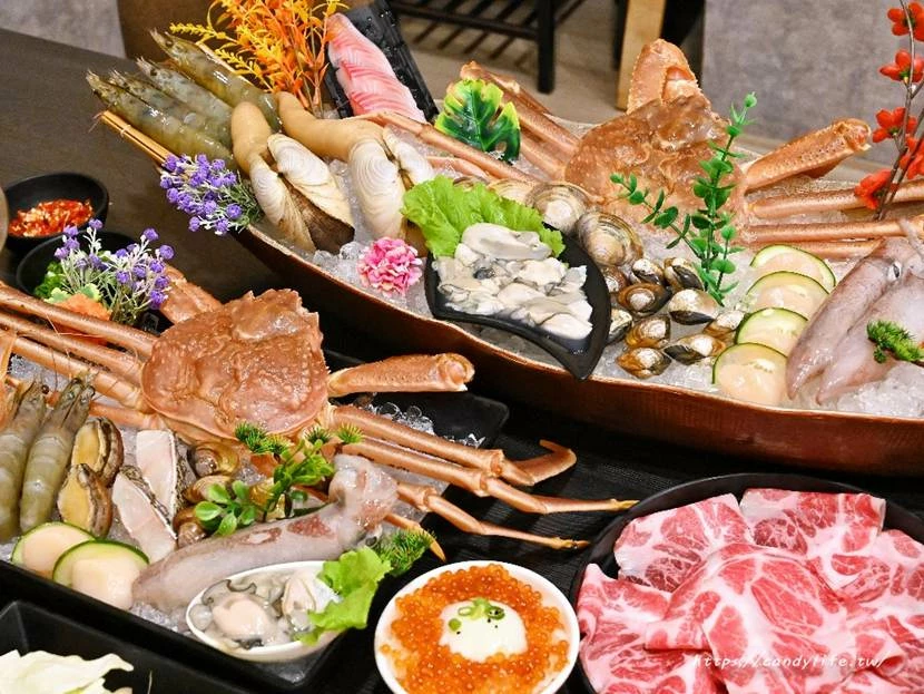 台中市南屯區菁選涮涮鍋｜台中這間活體海鮮鍋物太狂啦！活體松葉蟹超低價雙人只要2999元，還有活體象拔蚌兩吃！