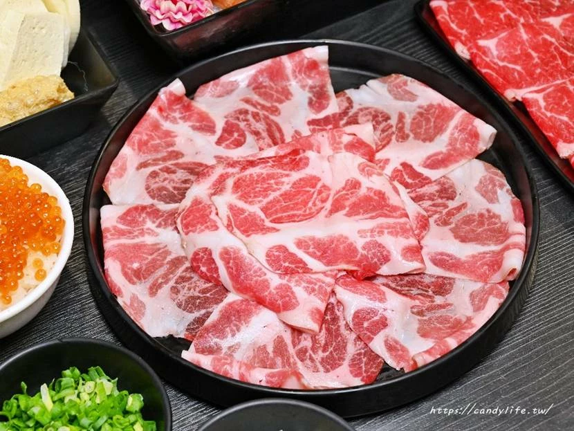 台中市南屯區菁選涮涮鍋｜台中這間活體海鮮鍋物太狂啦！活體松葉蟹超低價雙人只要2999元，還有活體象拔蚌兩吃！