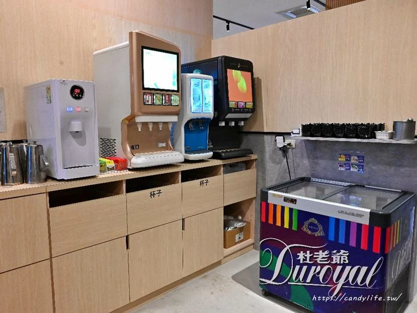 台中市南屯區菁選涮涮鍋｜台中這間活體海鮮鍋物太狂啦！活體松葉蟹超低價雙人只要2999元，還有活體象拔蚌兩吃！