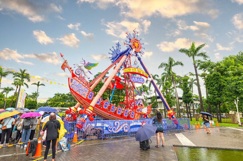 2025屏東夏日狂歡祭免費入園｜童話冰宮｜狂歡遊樂園海盜船、瘋狂摩托車，氣墊城堡、夏日兜風樂園賽車｜夏日遊園派對｜屏東暑假活動推薦