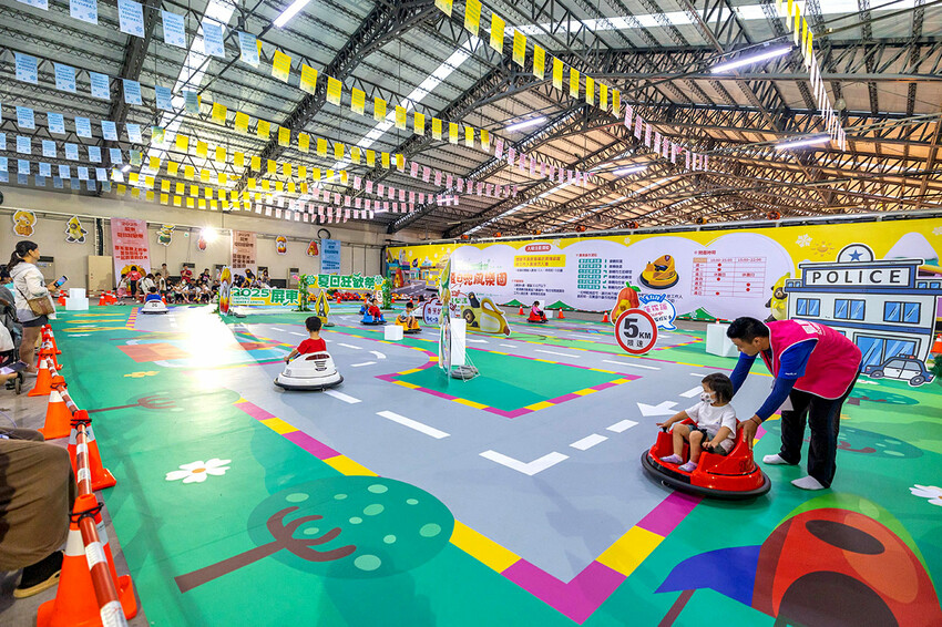 2025屏東夏日狂歡祭免費入園｜童話冰宮｜狂歡遊樂園海盜船、瘋狂摩托車，氣墊城堡、夏日兜風樂園賽車｜夏日遊園派對｜屏東暑假活動推薦