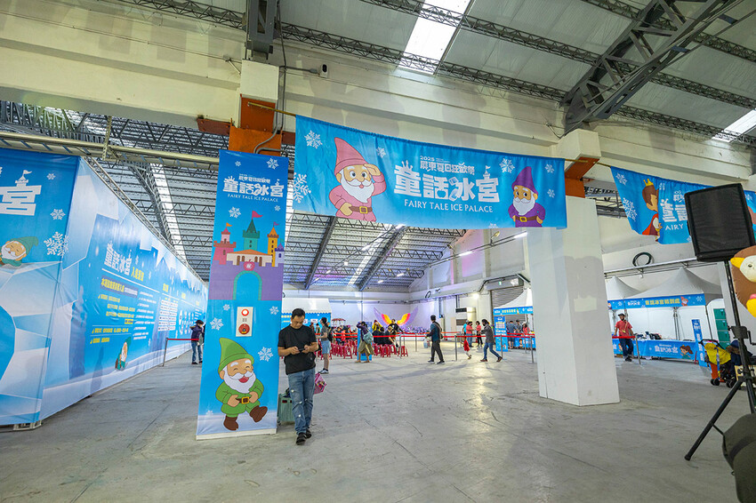 2025屏東夏日狂歡祭免費入園｜童話冰宮｜狂歡遊樂園海盜船、瘋狂摩托車，氣墊城堡、夏日兜風樂園賽車｜夏日遊園派對｜屏東暑假活動推薦