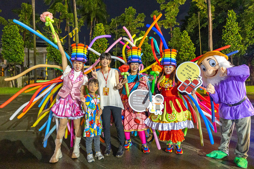 2025屏東夏日狂歡祭免費入園｜童話冰宮｜狂歡遊樂園海盜船、瘋狂摩托車，氣墊城堡、夏日兜風樂園賽車｜夏日遊園派對｜屏東暑假活動推薦