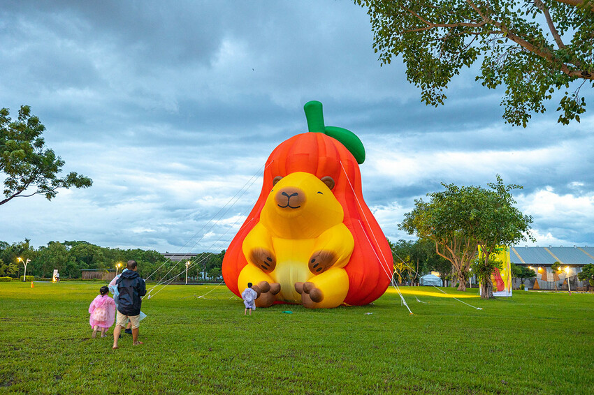 2025屏東夏日狂歡祭免費入園｜童話冰宮｜狂歡遊樂園海盜船、瘋狂摩托車，氣墊城堡、夏日兜風樂園賽車｜夏日遊園派對｜屏東暑假活動推薦