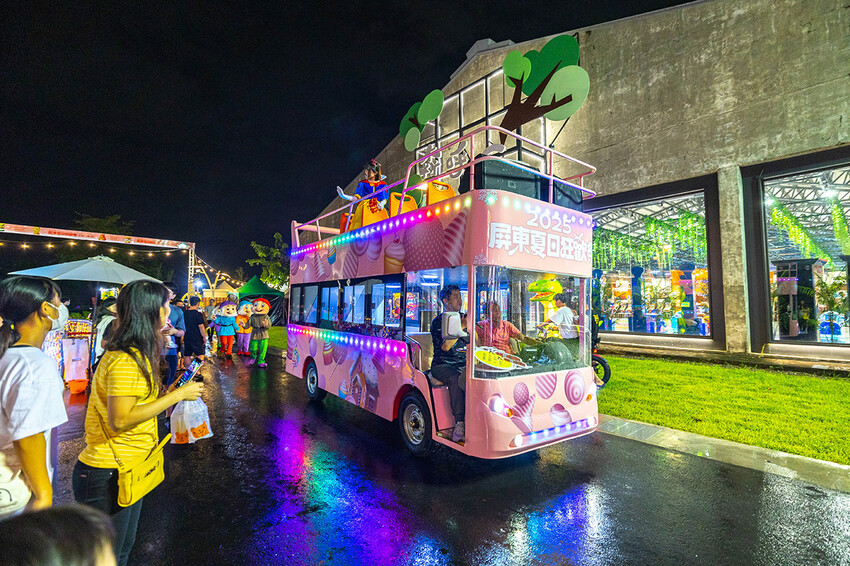 2025屏東夏日狂歡祭免費入園｜童話冰宮｜狂歡遊樂園海盜船、瘋狂摩托車，氣墊城堡、夏日兜風樂園賽車｜夏日遊園派對｜屏東暑假活動推薦